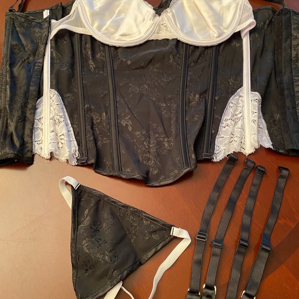 Fredericks of Hollywood Corset set 36